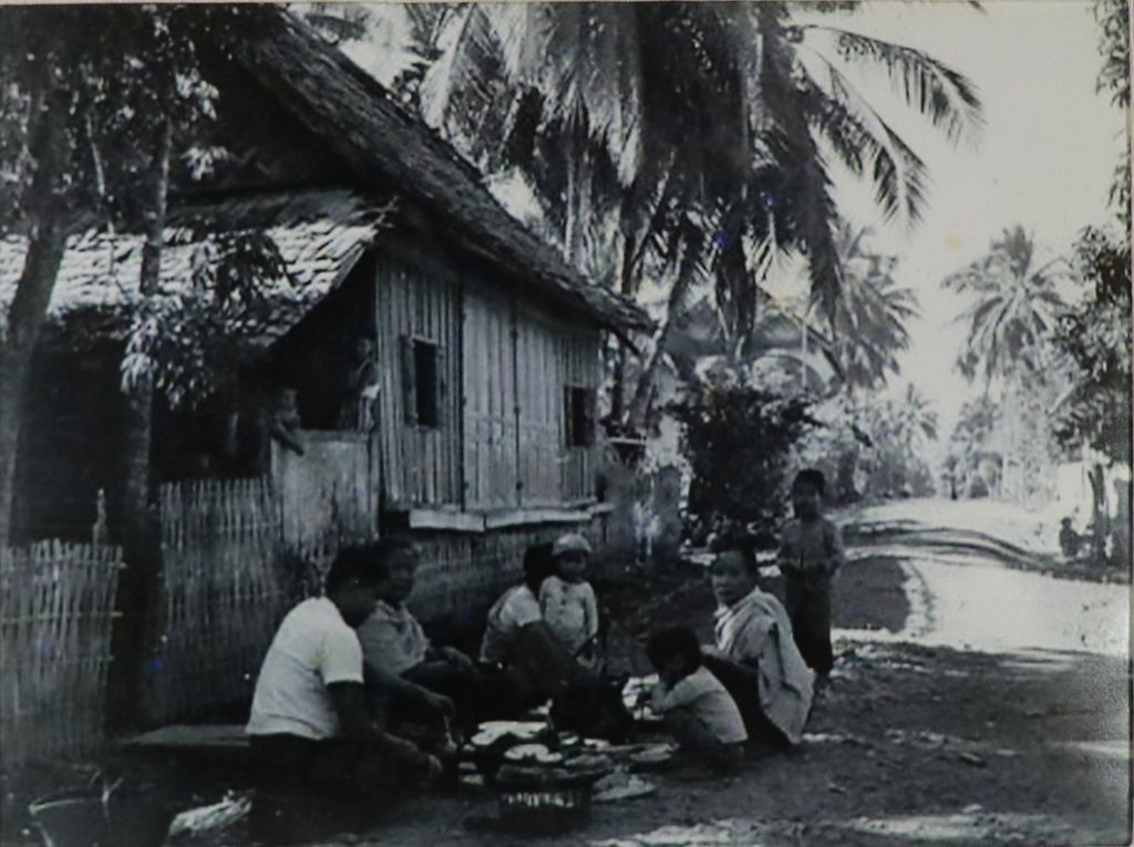 ຮູບພາບຂາວດໍາ ປະຊາຊົນກໍາລັງຂາຍສິນຄ້າ ປີ 1951