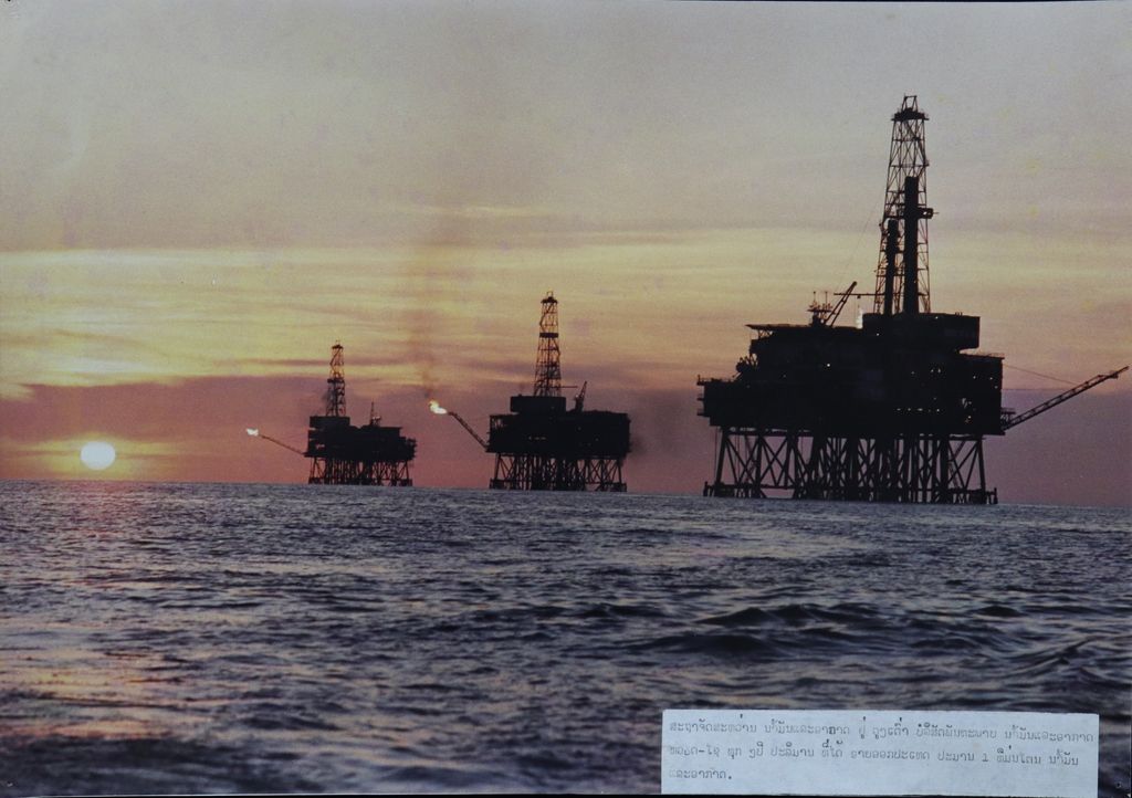 ໂຮງ​ງານ​ຂຸດ​ເຈາະ​ນ້ຳ​ມັນ