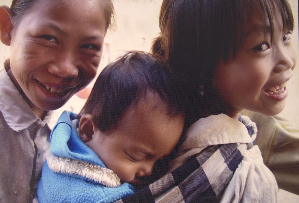 ເດັກຍິງກຳລັງຍິ້ມ ແຂວງວຽງຈັນ