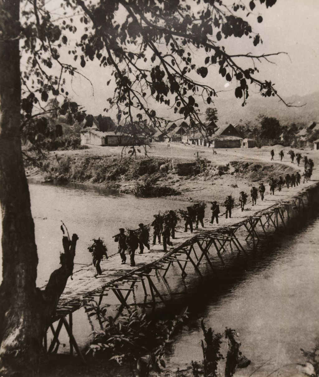 ທະ​ຫານ​ລາວ​ເຄື່ອນ​ພົນ​ກຽມ​ພ້ອມ​ສູ້​ຮົບ