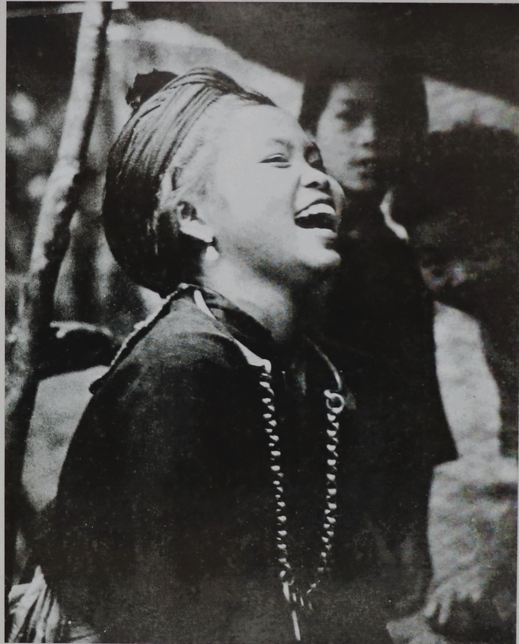 ຮູບພາບຂາວດໍາ  ແມ່ຍິງເຜົ່າມົ້ງກໍາລັງຫົວ