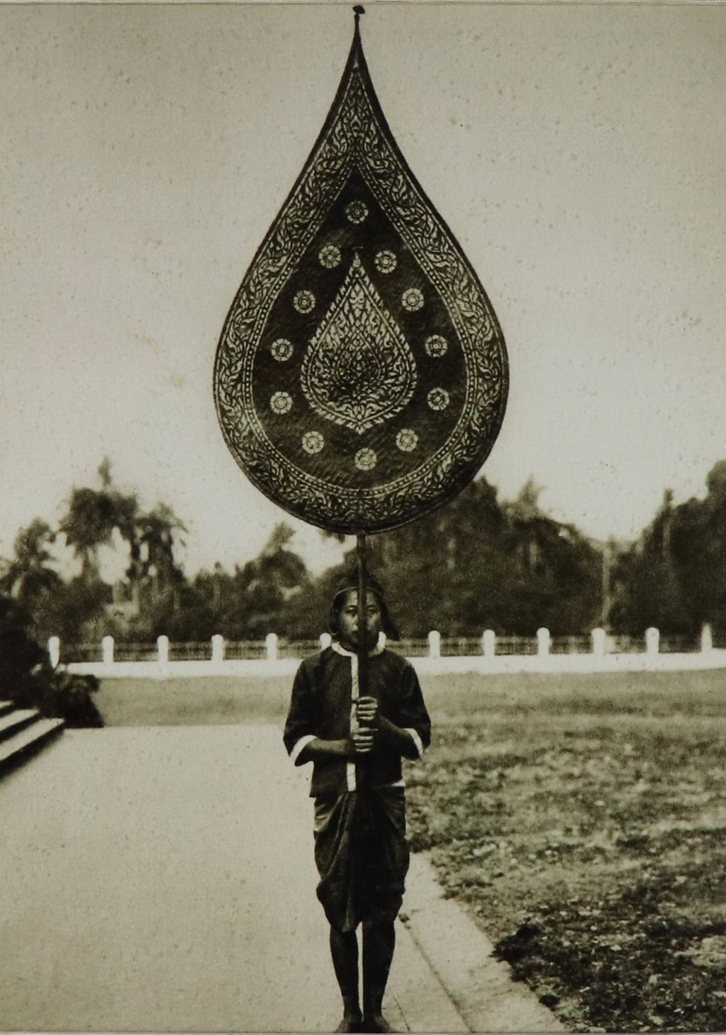 ຮູບ​ພ​າບຂາວດຳ  ທະຫານຢູ່ໃນວັງຈັບພັດຈຳພອນ ປີ 1930