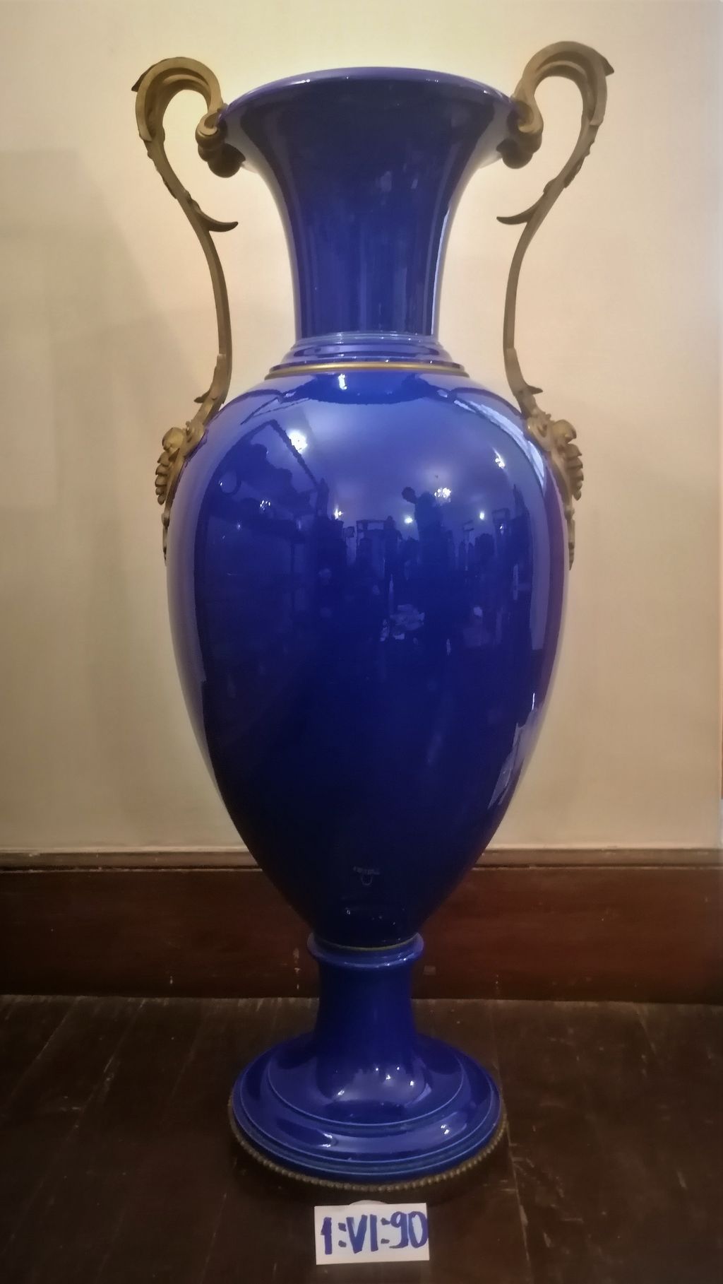 ໂຖດິນເຜົາ ສີຟ້າ ສໍາລັບໃສ່ດອກໄມ້, ມີຫູເຮັດດ້ວຍທອງເຫຼືອງ.