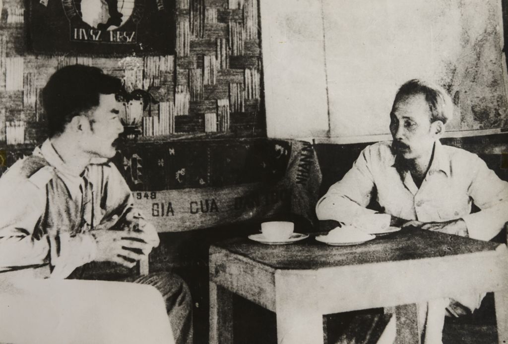 ປະ​ທານ ໂຮ​ຈິ​ມິນ ຕ້ອນ​ຮັບ ທ່ານ ສຸ​ພາ​ນຸ​ວົງ ທີ່​ເຂດ​ທີ່​ໝັ້ນ ວຽດບັກ