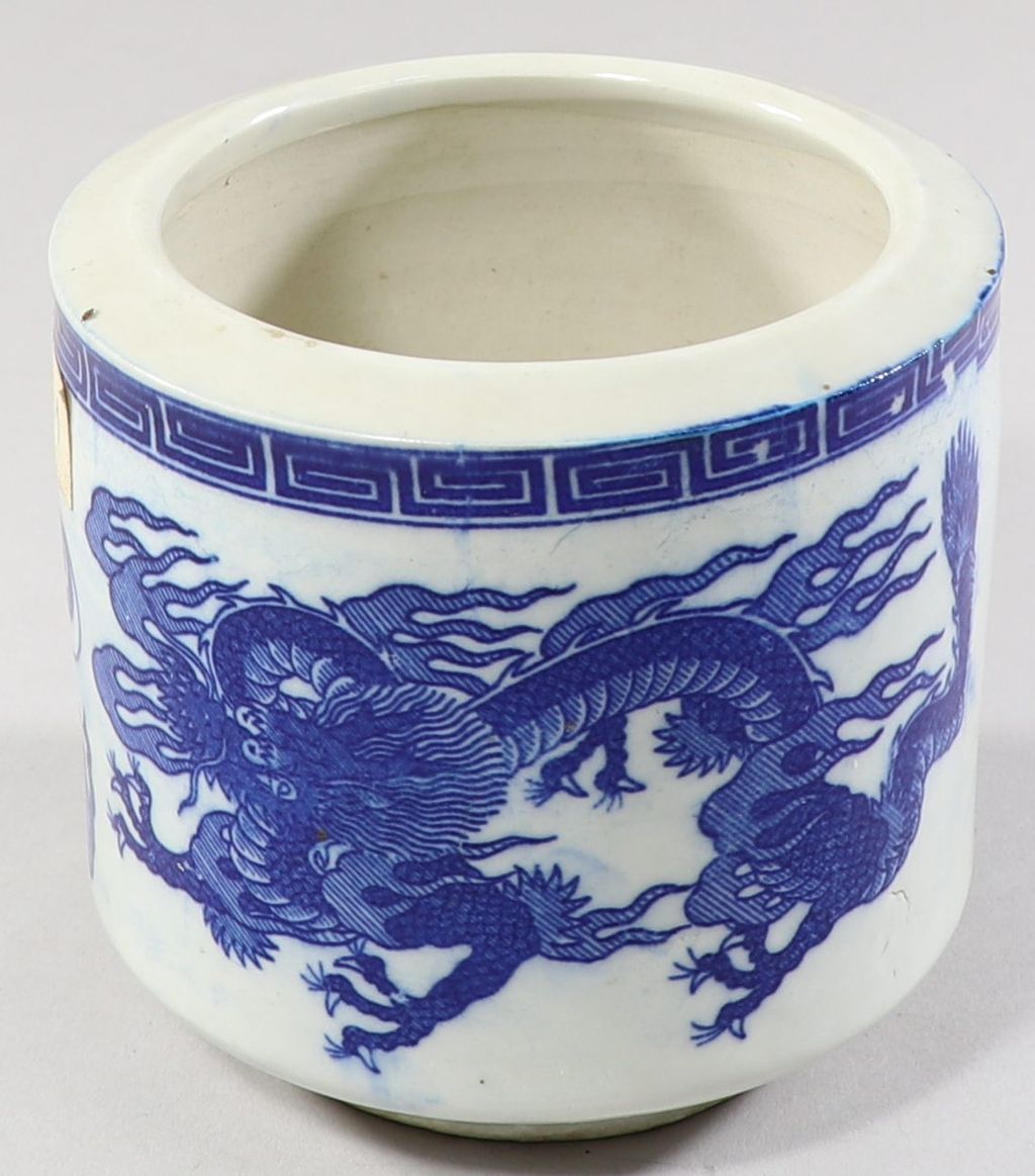 ໂຖ ເຮັດດ້ວຍກະເບື້ອງດິນເຜົາ ສີຂາວລາຍມັງກອນ