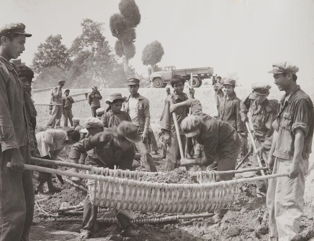 ຊ່ວຍ​ກັນ​ພັດ​ທະ​ນາ​ເສດ​ຖະ​ກິດ