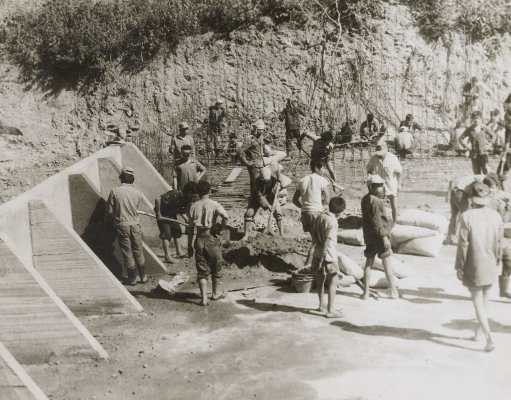 ກຳ​ມະ​ກອນ ເຮັດ​ຝາຍ​ນ້ຳ​ລົ້ນ