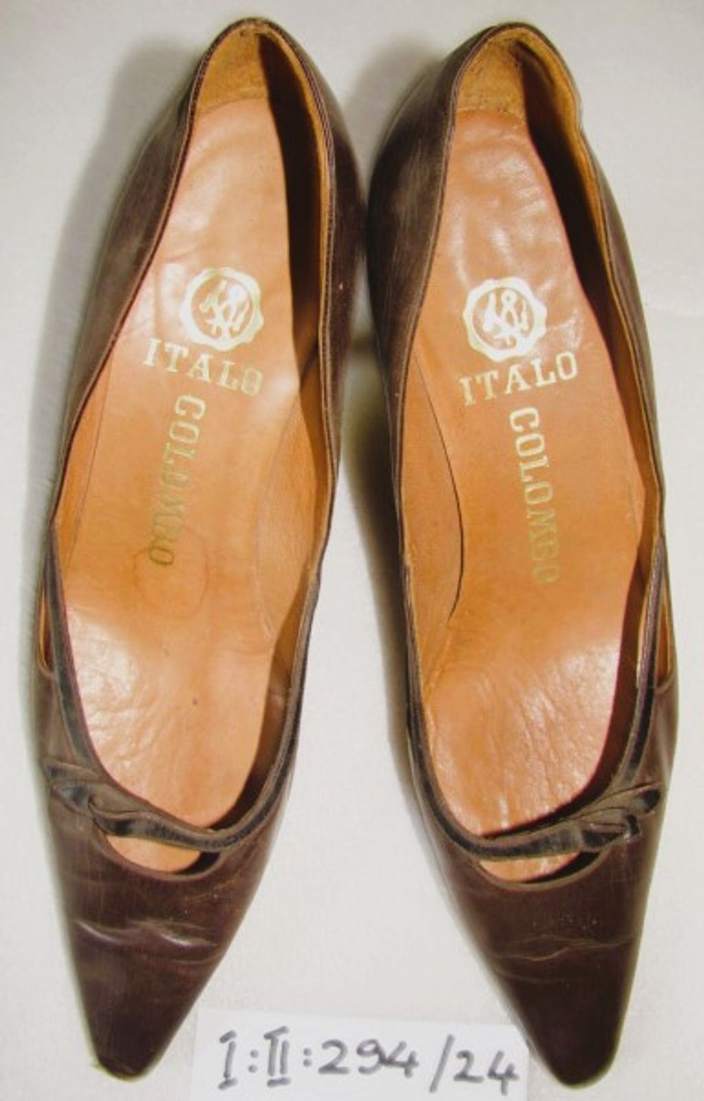 ເກີບຢ່ອງສົ້ນເຂັມ ຫນັງສີຕັບຫມູ