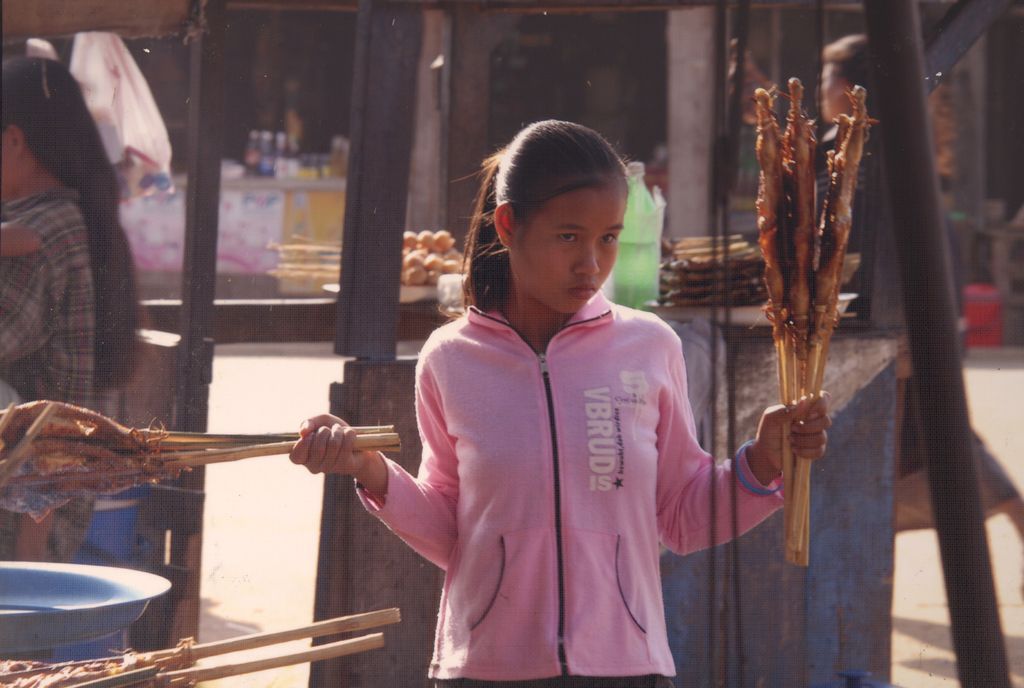 ເດັກ​ນ້ອຍ​ຂາຍ​ປີ້ງ​ໄກ່