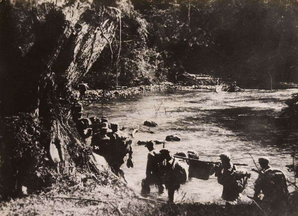 ອ້າຍ​ນ້ອງ​ທະ​ຫານ​ເດີນ​ທາງ​ບຸກ​ປ່າ​ສູ່​ເຂດ​ທີ່​ໝັ້ນ