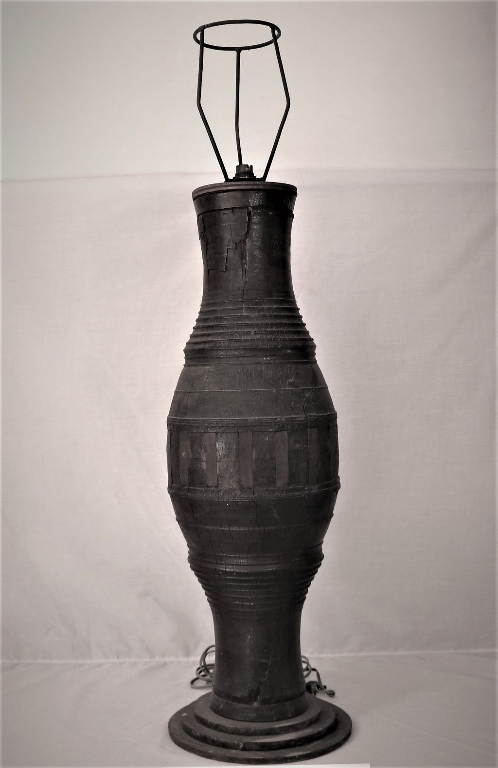 ຂາໂຄມໄຟ ເຮັດດ້ວບໄມ້ ແລະ ເຫຼັກເສັ້ນ.