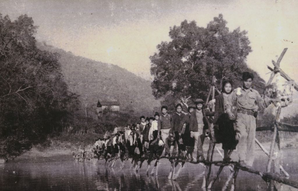 ປະ​ຊາ​ຊົນ​ພວມ​ຈັດ​ສົ່ງ​ສະ​ບຽງ​ອາ​ຫານ​ແກ່​ນັກ​ຮົບ