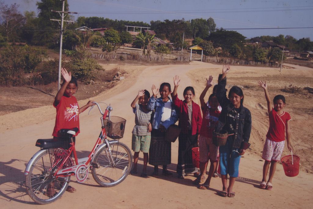 ເດັກ​ນ້ອຍ​ອຳ​ລາ