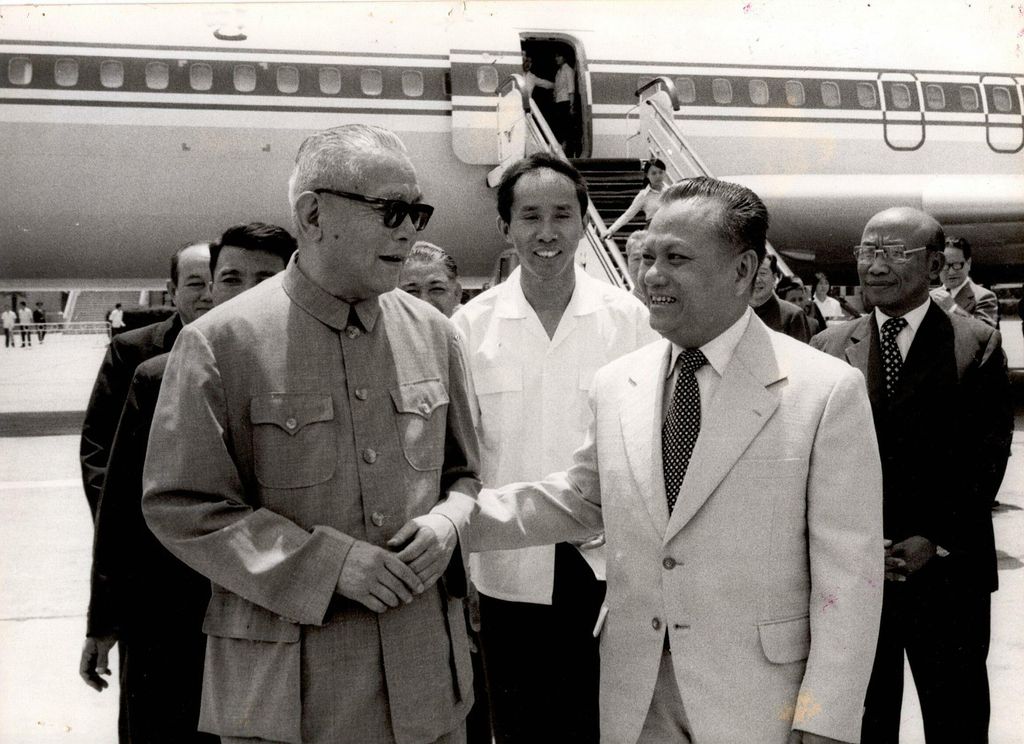 ຄະ​ນະ​ນຳ​ຈີນ​ມາ​ຢ້ຽມ​ຢາມ​ລາວ 10.5.1995