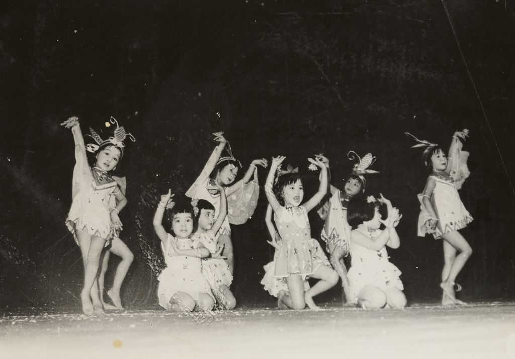 ການ​ສະ​ແດງ​ຟ້ອນ​ລຳ​ຂອງ​ເດັກ​ນ້ອຍ