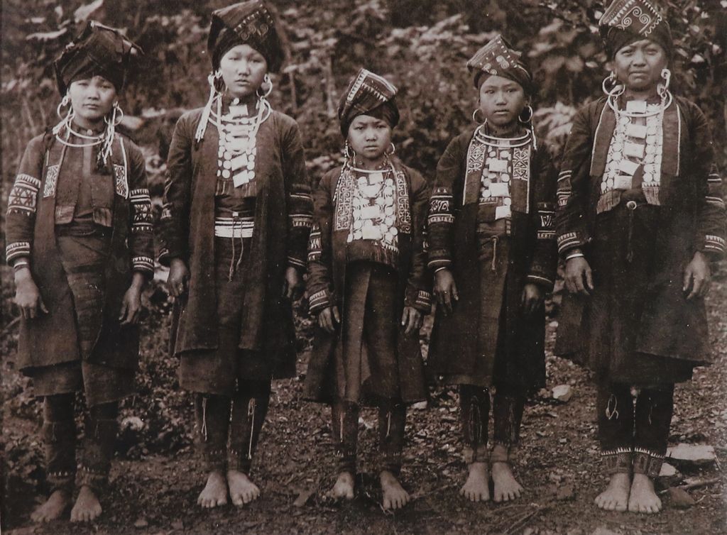 ຮູບ​ພ​າບຂາວດຳ ສາວກໍ່ພູຊ້າງ ແຂວງຜົ້ງສາລີ ປີ1934