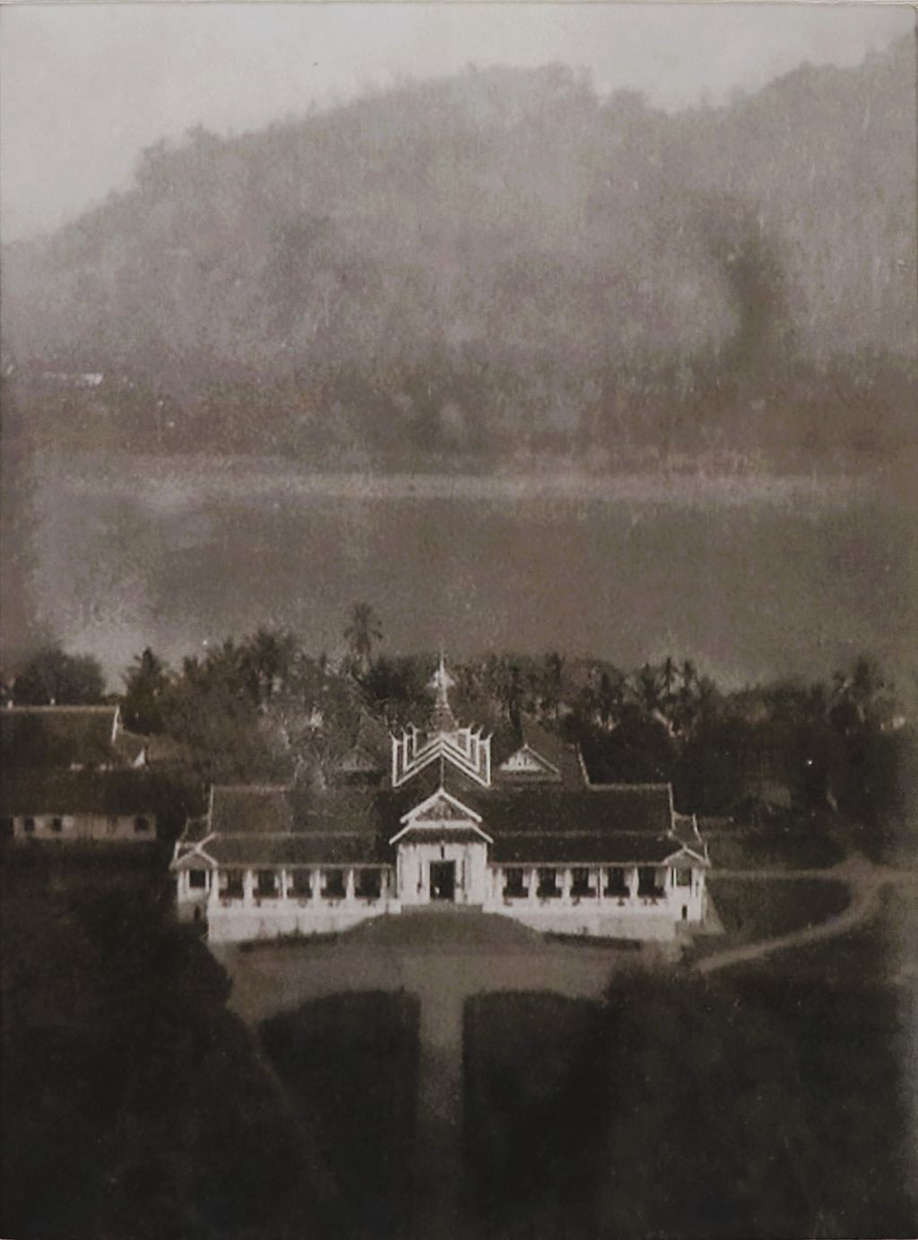 ຮູບພາບຂາວດໍາ ທັດສະນີຍະພາບຫໍພິພິທະພັນຫລວງພະບາງ ປີ 1933