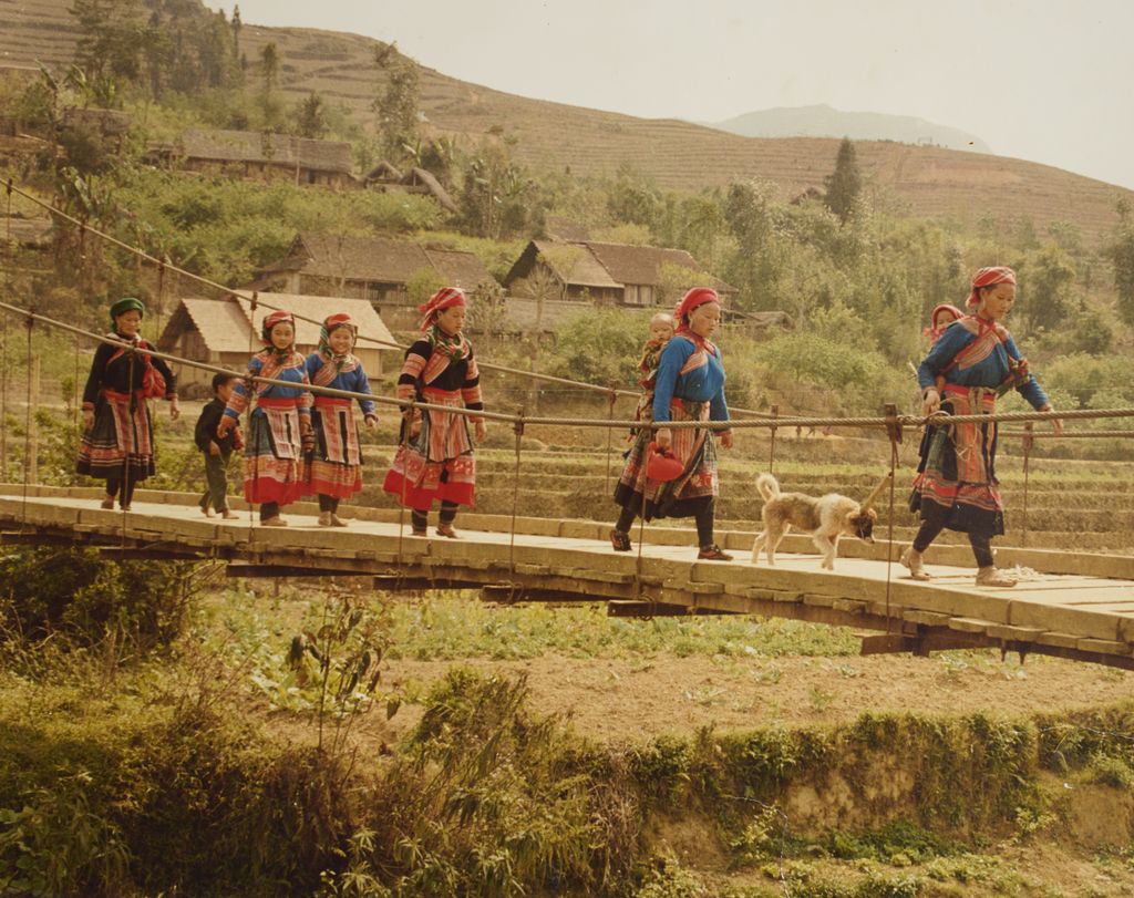 ປະ​ຊາ​ຊົນ​ຢູ່​ເຂດ​ຊົນ​ນະ​ບົດ​ກຳ​ລັງ​ຍ່າງ​ຂ້າ​ມ​ຂົວ