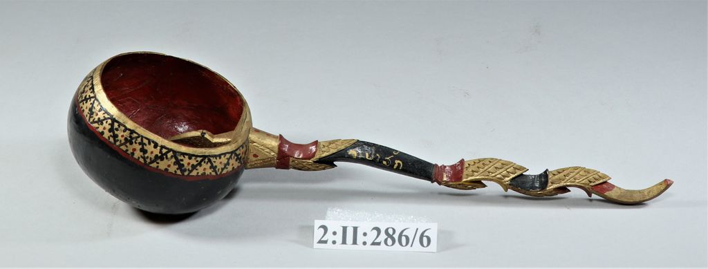 ກະບວຍ ເຮັດດ້ວຍກະໂປະໝາກພ້າວ.