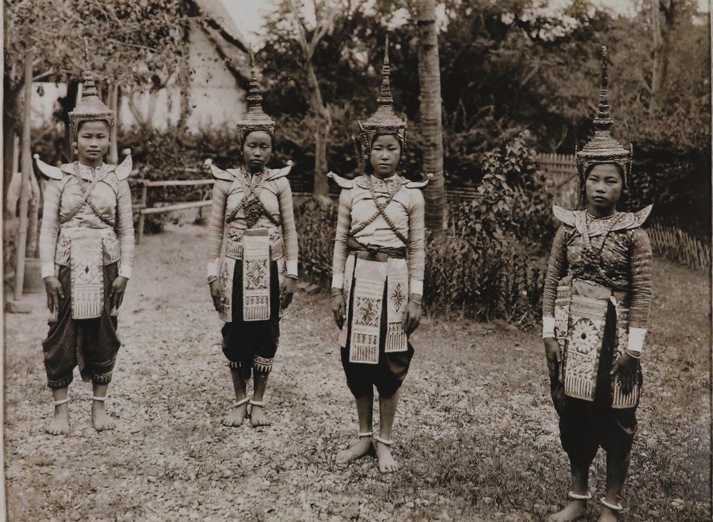 ຮູບ​ພ​າບຂາວດຳ  ນັກສະແດງຍິງໃນເລື່ອງລາມະກວຽນ ປີ 1926