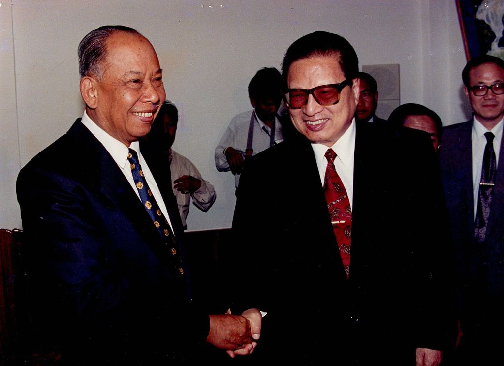 ຄະນະນຳຈີນມາຢ້ຽມຢາມລາວ25.11.1996