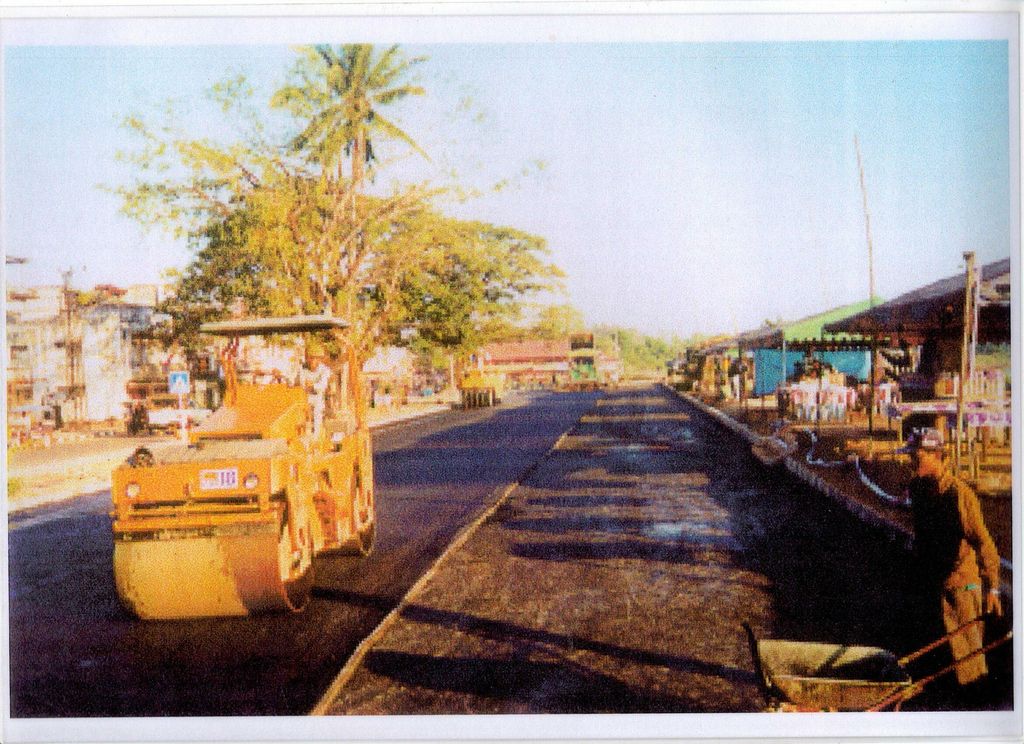 ພະ​ນັກ​ງານ​ຄົມ​ມະ​ນາ​ຄົມ​ລົງ​ສ້ອມ​ແປງ​ເສັ້ນ​ທາງ