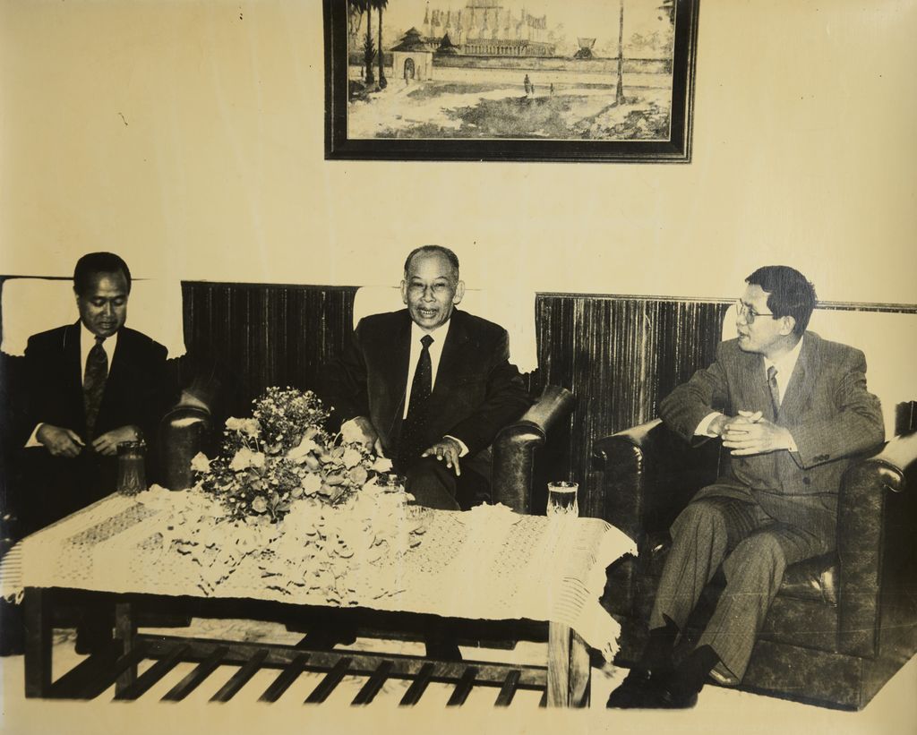 ທ່ານ ຄຳໄຕ ຕອນຮັບແຂກ