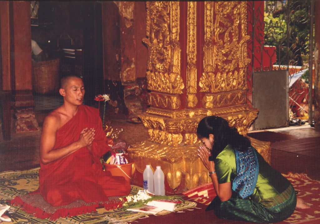 ຄູບານັ່ງໃຫ້ພອນແມ່ອອກ