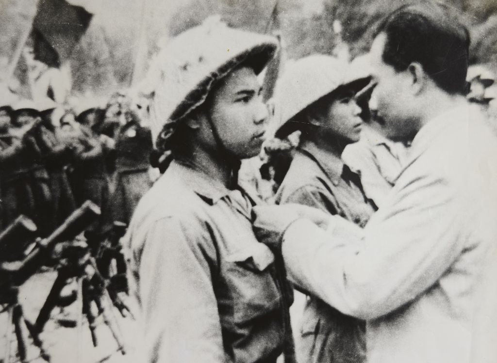 ທ່ານ ສຸ​ພາ​ນຸ​ວົງ ຕິດ​ກຽດ​ຕິ​ຍົດ​ໃຫ້​ອ້າຍ​ນ້ອງ​ທະ​ຫານ