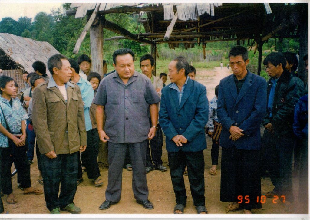 ທ່ານ ສົມ​ບັດ ເຢຍ​ລີ​ເຮີ ພົບ​ປະ​ອ້າຍ​ນ້ອງ​ຊົນ​ເຜົ່າ​ມົ້ງ