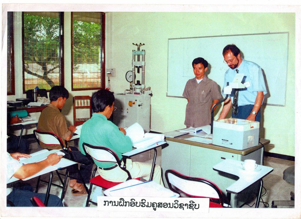 ການ​ເ​ຝິກອົບ​ຮົມ​ຄູ​ສອນ​ວິ​ຊາ​ຊີບ