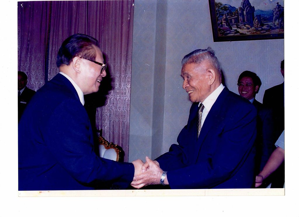 ທ່ານ ໜູ​ຮັກ ພູມ​ສະ​ຫວັນ ຕ້ອນ​ຮັບ​ແຂກ​ຕ່າງ​ປະ​ເທດ