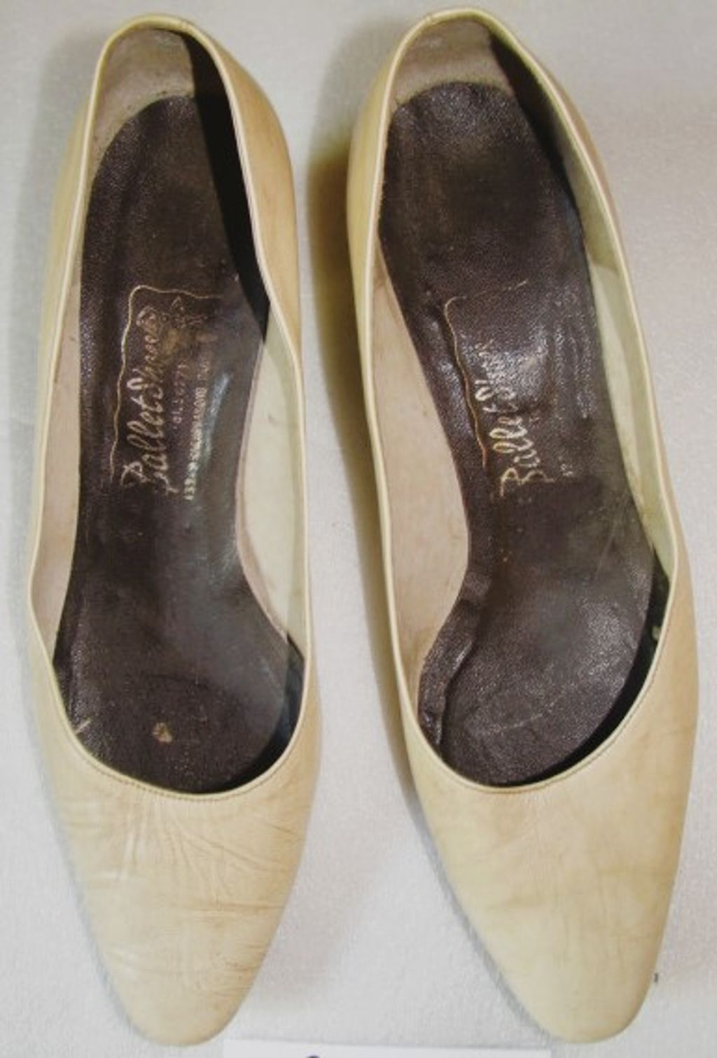 ເກີບຢ່ອງສົ້ນຫນາ ຫນັງສີຂາວ