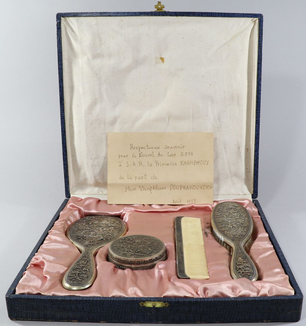 ກັບໃສ່ເຄືອງແຕ່ງໜ້າ ສີຟ້າ ທາງຂ້າງໃນມີວັດຖຸທີ່ໂອບດ້ວຍເງິນ.