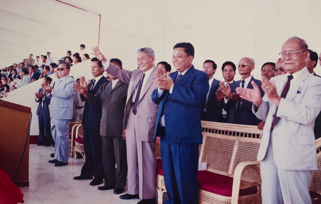 ທ່ານ ໜູ​ຮັກ ​ພູມ​ສະ​ຫວັນ ພ້ອມ​ຄະ​ນະ​ຕົບ​ມື​ມ່ວນ​ຊື່ນ