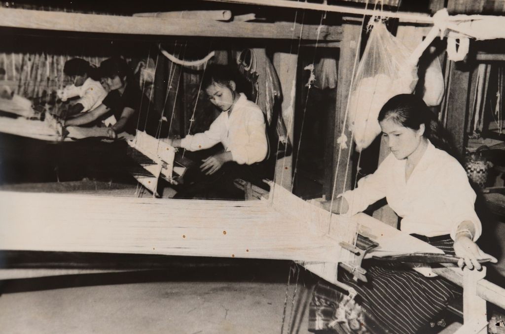 ຫັດ​ຖະ​ກຳ​ຕ່ຳ​ແຜ່ນ