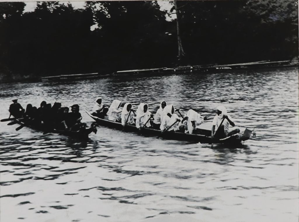 ຮູບພາບຂາວດໍາ ປະເພນີແຂ່ງຂັນຊ່ວງເຮືອນາງດໍາ-ນາງດ່ອນ ປີ 1936