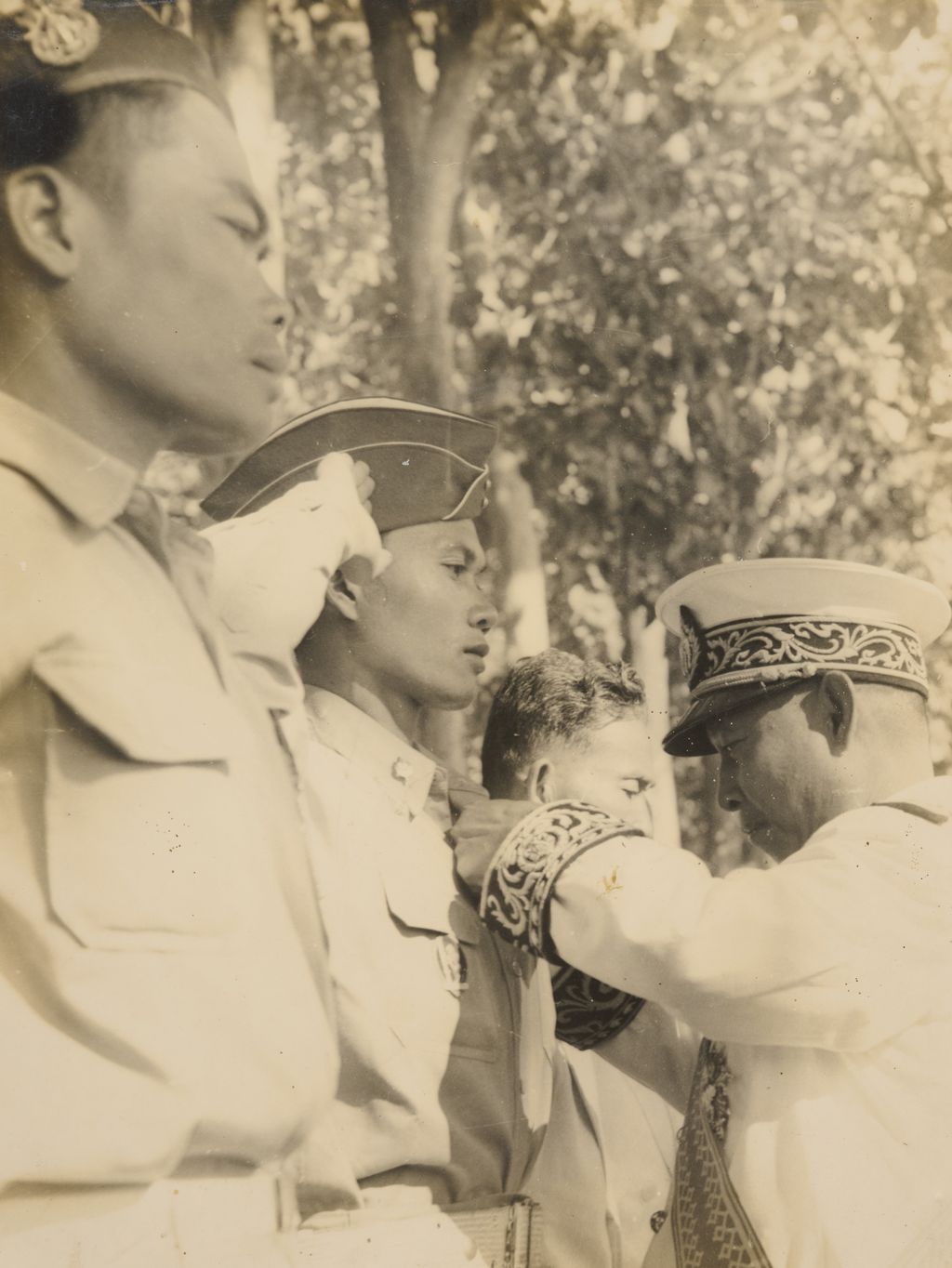 ກະ​ຕ່າຍ ມອບ​ຫຼຽນ​ໄຊ​ນັກ​ຮົບ