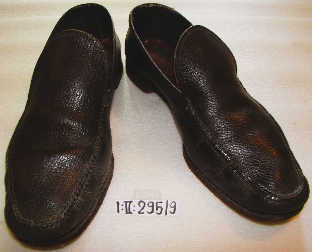 ເກີບຫນັງ ສີດໍາ