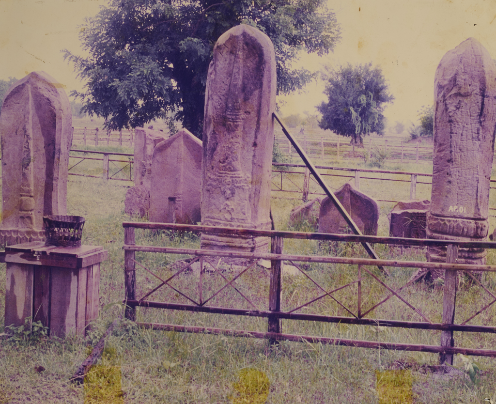 ເສົາ​ຫີນ8ເສົາ​ຢູ່​ບ້ານ​ກາງ ເມືອງ​ໄຊ​ບູ​ລີ ປີ 1993