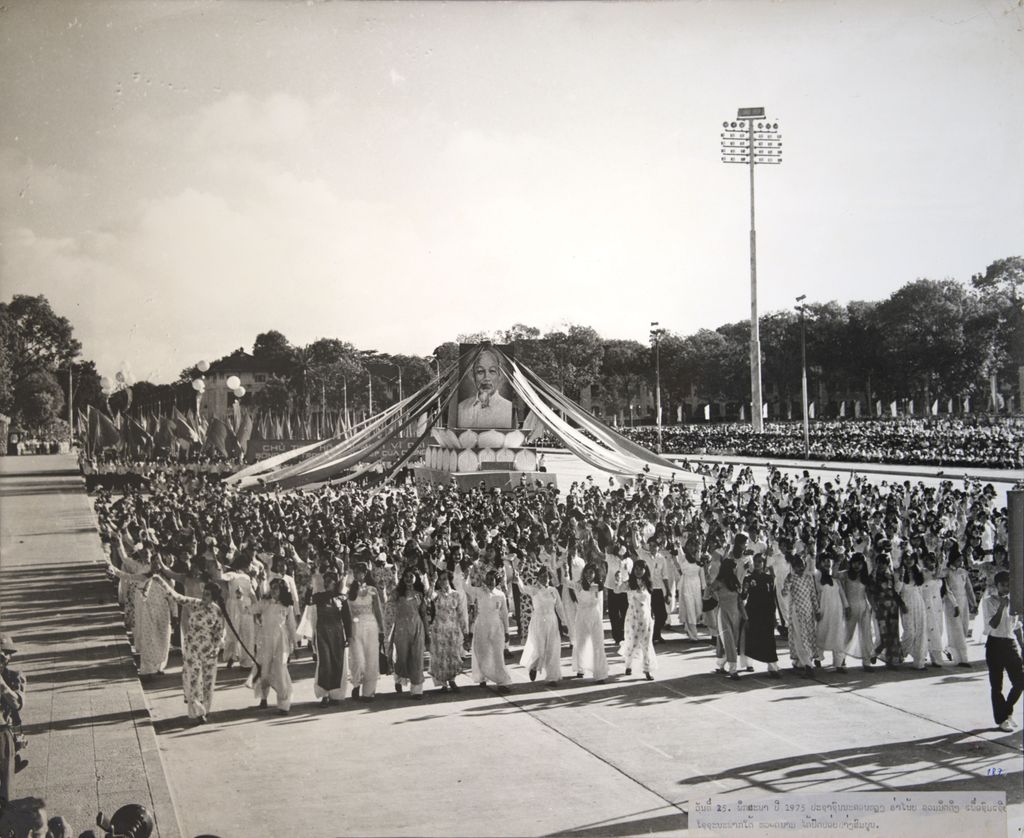 ການ​ໂຮມ​ຊ​ມ​ນຸມ​ຂອງ​ປະ​ຊາ​ຊົນ​ໃນ​ນະ​ຄອນ​ຫລວງ​ຮາ​ໂນຍ 25 ພືດ​ສະ​ພາ 1975