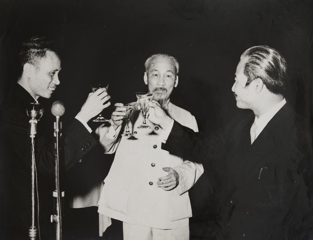 ທ່ານ ໂຮ​ຈິ​ມິນ ເຊີນ​ຍົກ​ຈອກ​ອ່ວຍ​ພອນ ກັບ​ທ່ານ ສຸ​ພາ​ນຸ​ວົງ ປີ 1960