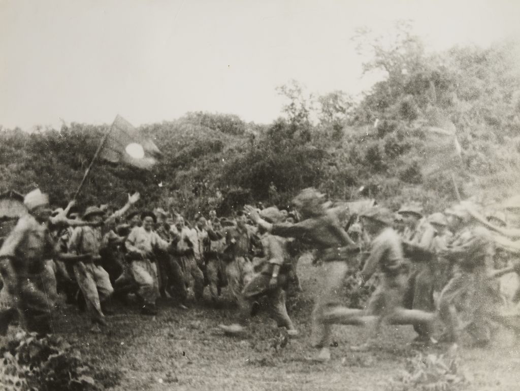 ເຫຼຼົ່າ​ທະ​ຫານ​ພົບ​ປະ​ກັບ​ມວນ​ຊົນ