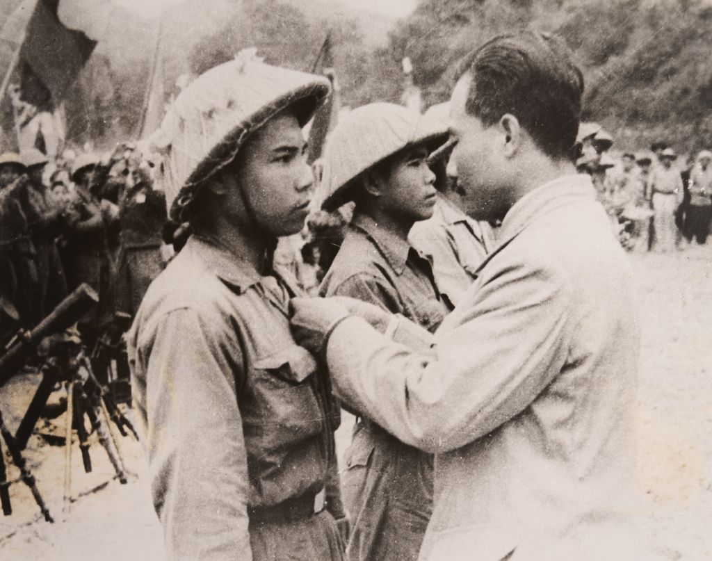 ທ່ານ ສຸ​ພາ​ນຸ​ວົງ ມອບ​ຫຼຽນ​ໄຊ​ໃຫ້​ເລົ່າ​ທະ​ຫານ