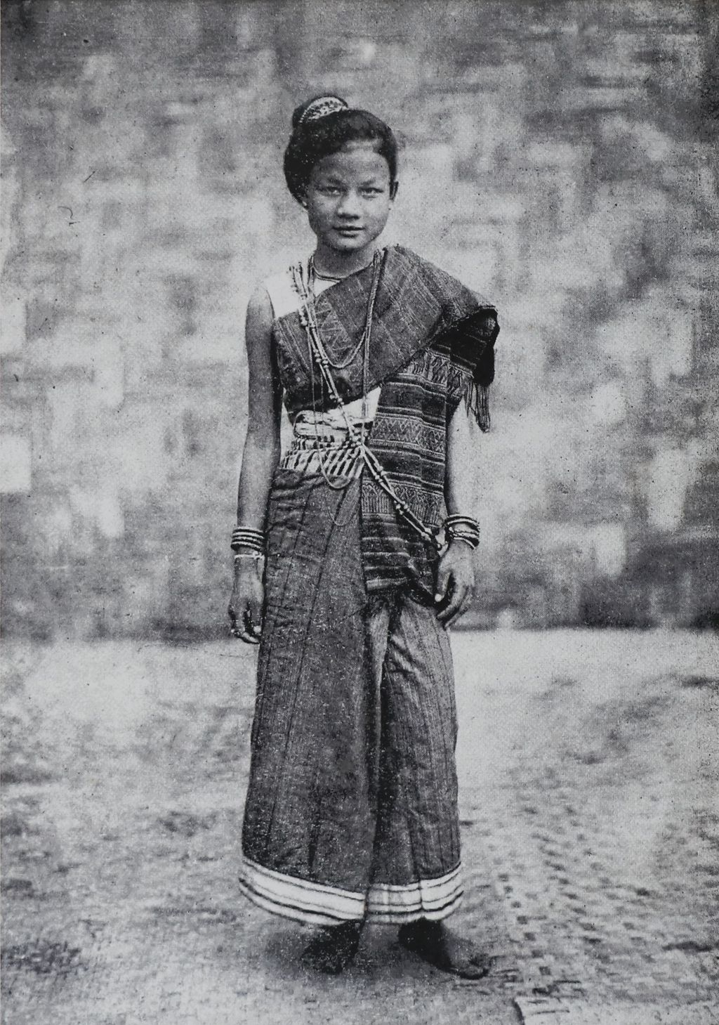 ຮູບພາບຂາວດໍາ ແມ່ຍິງລາວໃນຊຸດແຕ່ງງານ ປີ 1930