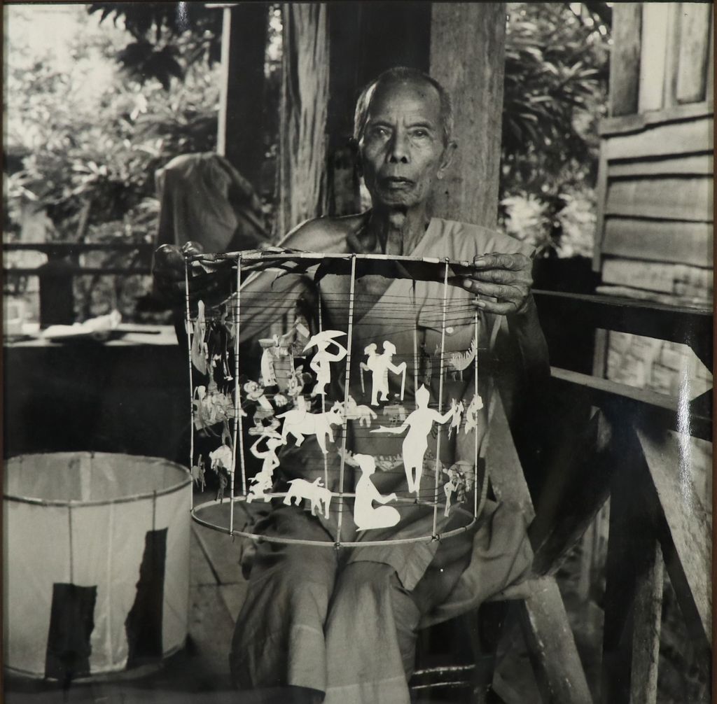 ຮູບພາບຂາວດໍາ ສະທຸນັ່ງຈັບໂຄມໄຟ