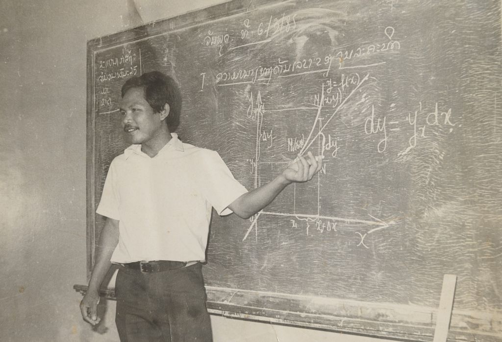 ນາຍ​ຄູ​ພວມ​ສອນ​ວິ​ຊາ​ເລ​ຂາ​​ຄະ​ນິດ