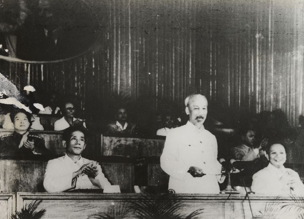 ໂຮ​ຈິ​ມິນ ເປັນ​ປະ​ທານກອງ​ປະ​ຊຸມ