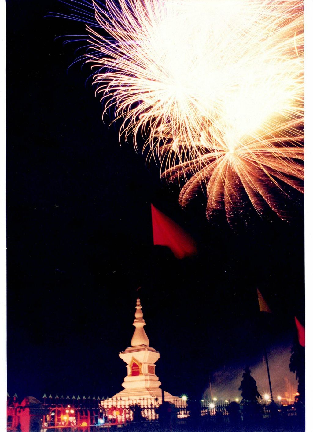 ອາ​ນຸ​ສາ​ວະ​ລີ​ນັກ​ຮົບ​ວິ​ລະ​ນາມ​ໃນ​ຄືນ​ວັນ​ທີ 2 ທັນ​ວາ 2000