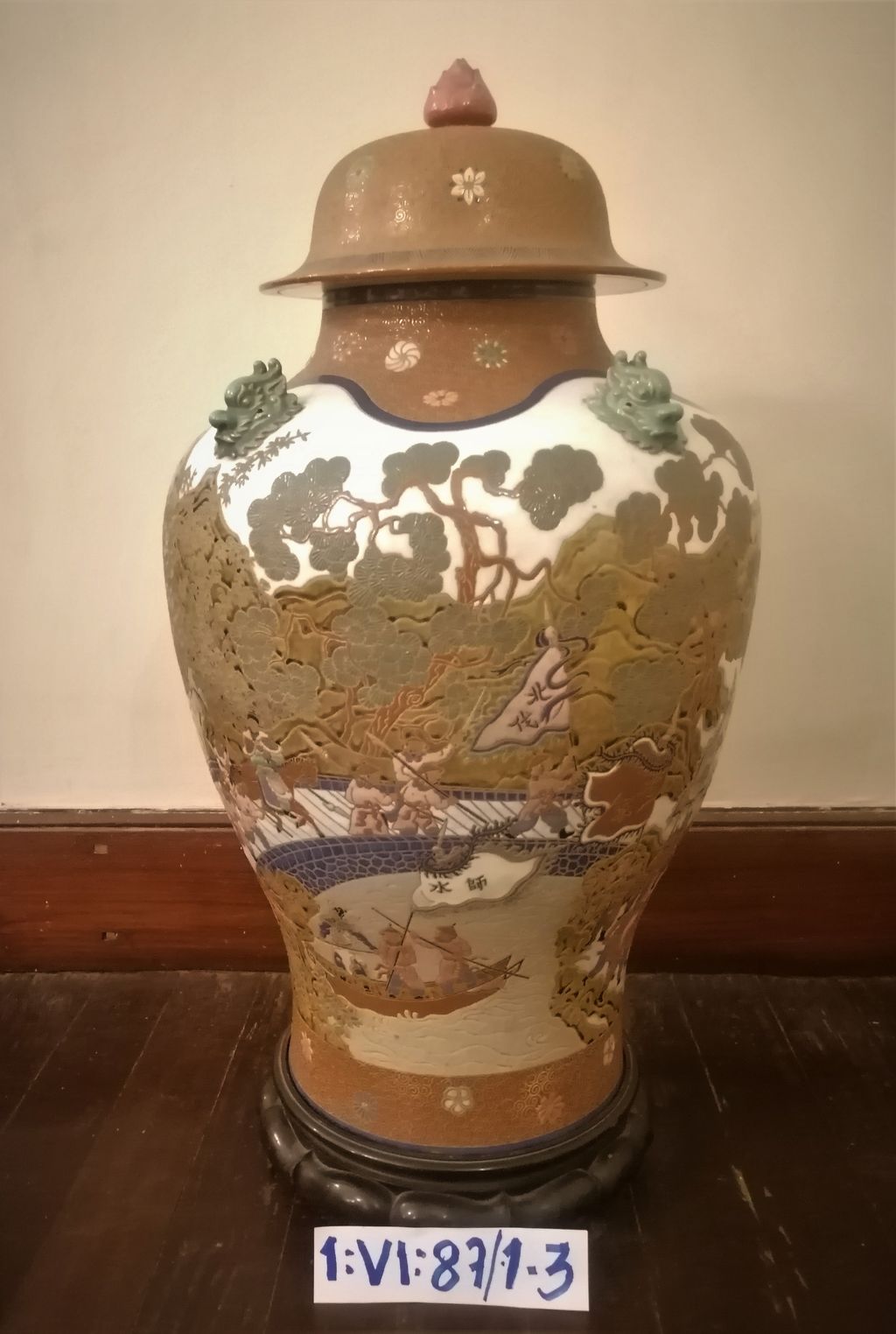 ໄຫດິນເຜົາ ສີຂີ້ດິນລາຍຄົນ, ຫົວມັງກອນ ມີຫູ ຝາປົກເປັນຮູບດອກບົວ+ຕີນຮອງເຮັດດ້ວຍໄມ້.